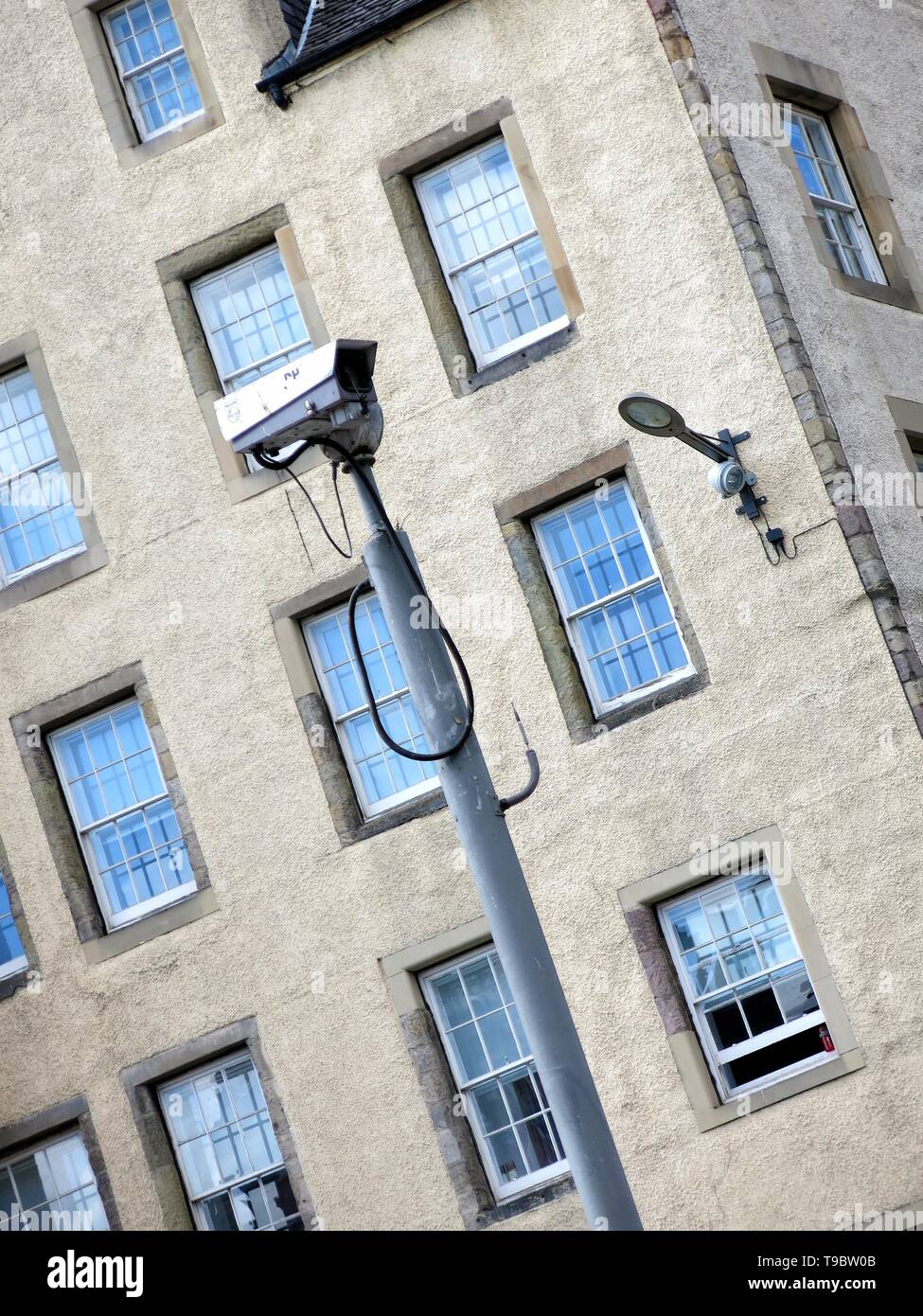 CCTV-Kamera in der Central Road in Edinburgh, Schottland. (Das Konzept der Mangel an Privatsphäre für die Mieter in den benachbarten Gebäuden) Stockfoto