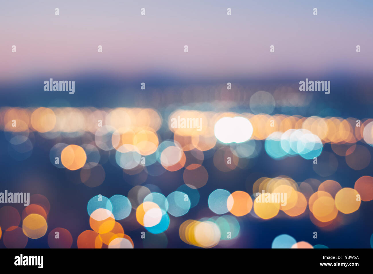City Lights verschwommen Abstract Background - Nacht Zeit Stadt mit bunten Licht Abstrakt bokeh in Stadt bunte Schöne in der Nacht Stockfoto