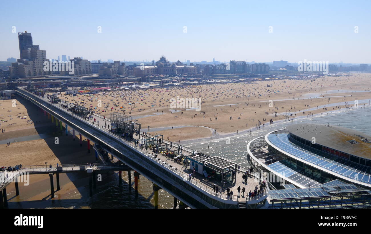 Den Haag, Niederlande - 21 April, 2019: ein umfassender Blick auf die Strandpromenade von Scheveningen. Stockfoto