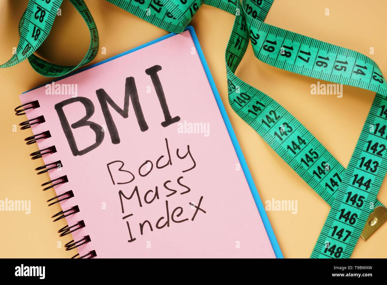 BMI Body Mass Index anmelden und Maßband zur Gewichtsreduktion. Stockfoto