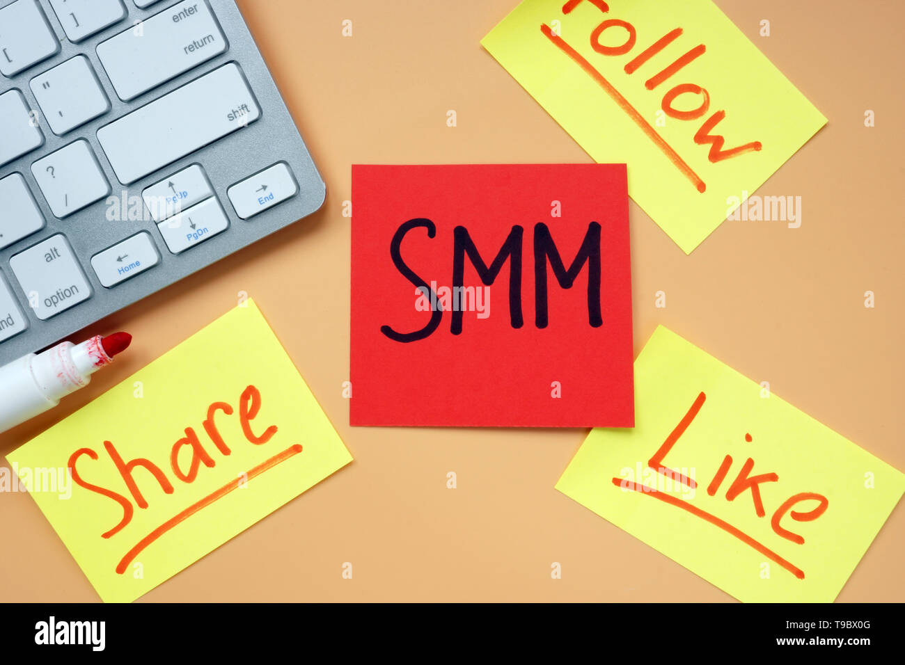 Karten mit SMM-Social Media Marketing, zu teilen, zu folgen und wie auf dem Schreibtisch. Stockfoto