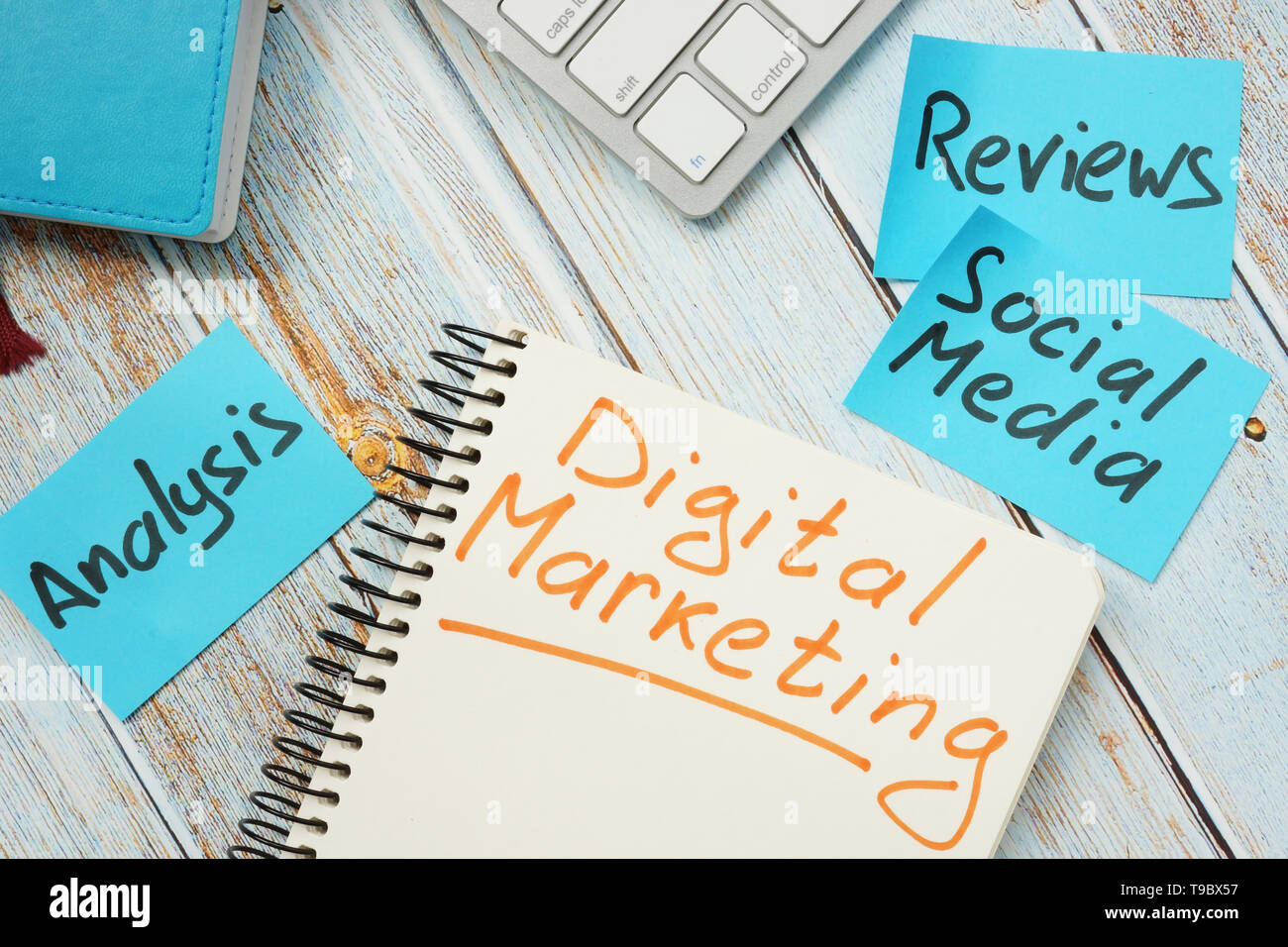 Digitales Marketing Konzept. Karten Analyse, Social Media und Bewertungen. Stockfoto