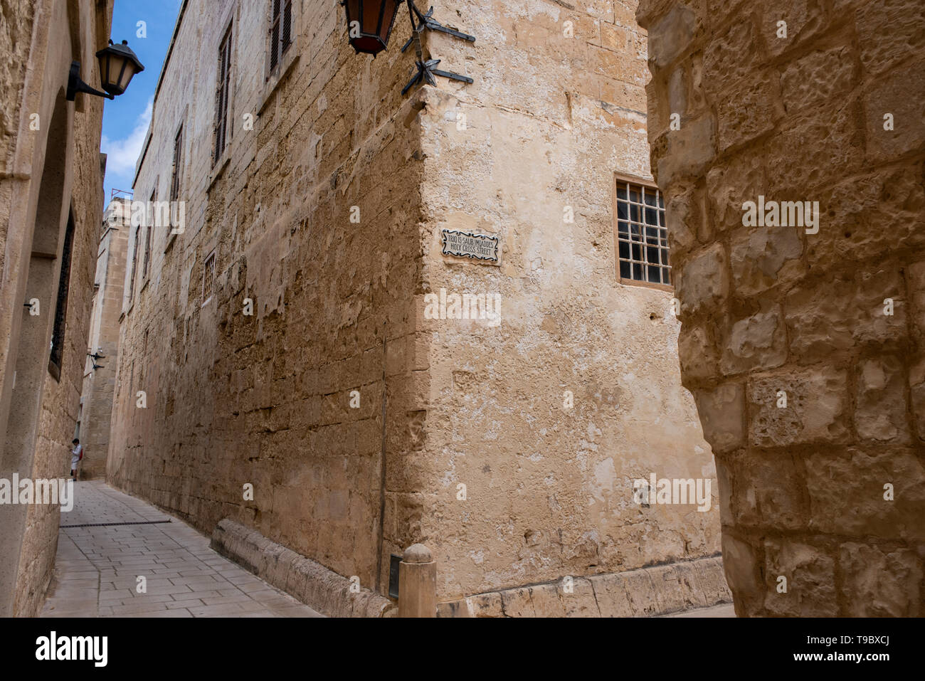 Europa, Malta, Mdina. Typische historische Gasse mit Kalkstein Gebäuden gesäumt. Holy Cross Street. Stockfoto