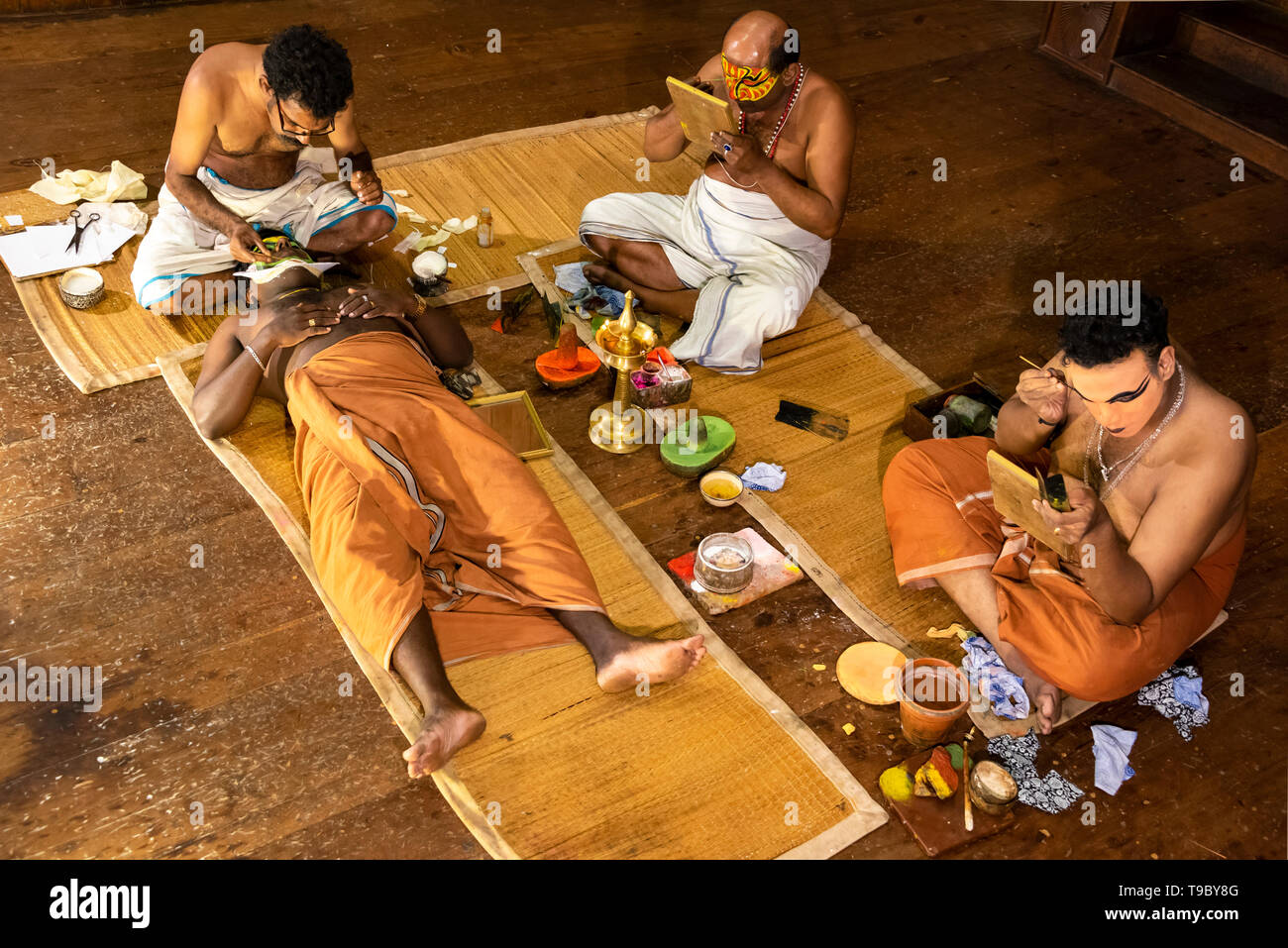 Horizontale Luftaufnahme des Kathakali Darsteller auf ihre unverwechselbar zu machen bis in Kerala, Indien. Stockfoto