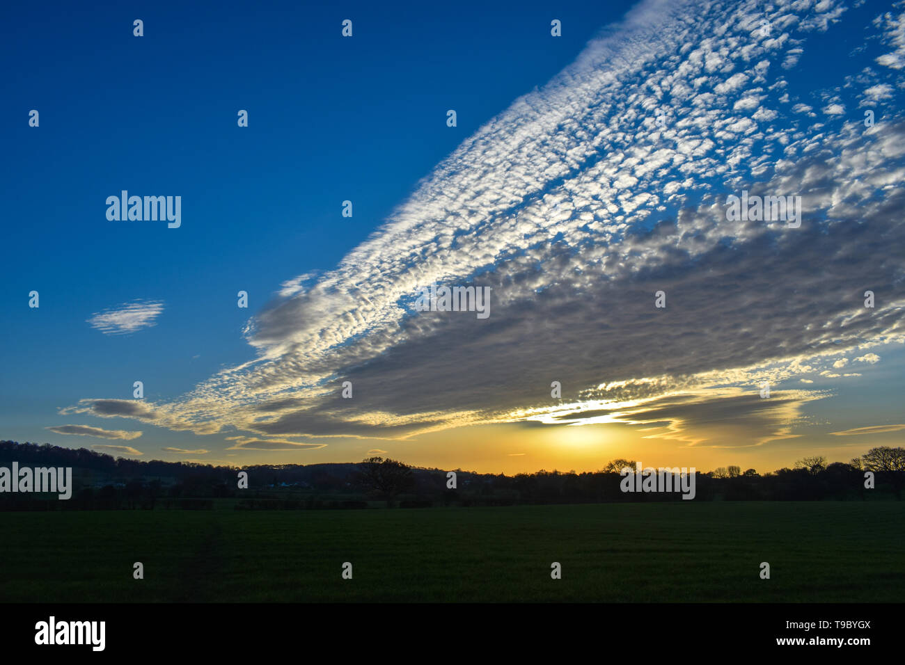 Sonnenuntergang Wolken über die Felder Stockfoto