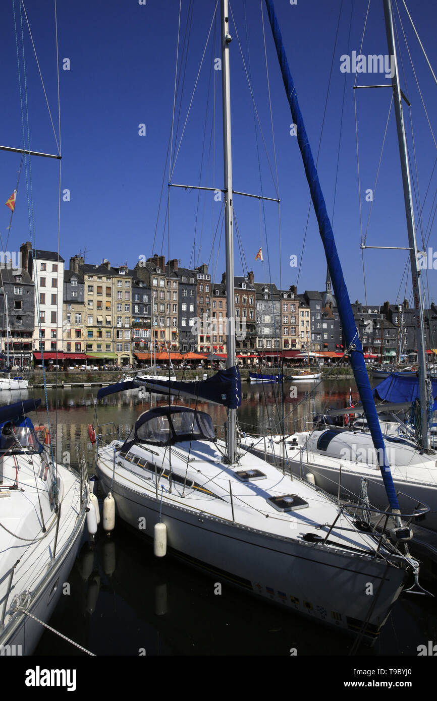 Le Vieux Bassin est un Port situé au Centre de la Ville d'Honfleur dans le département français du Calvados en région Normandie. Honfleur. Stockfoto