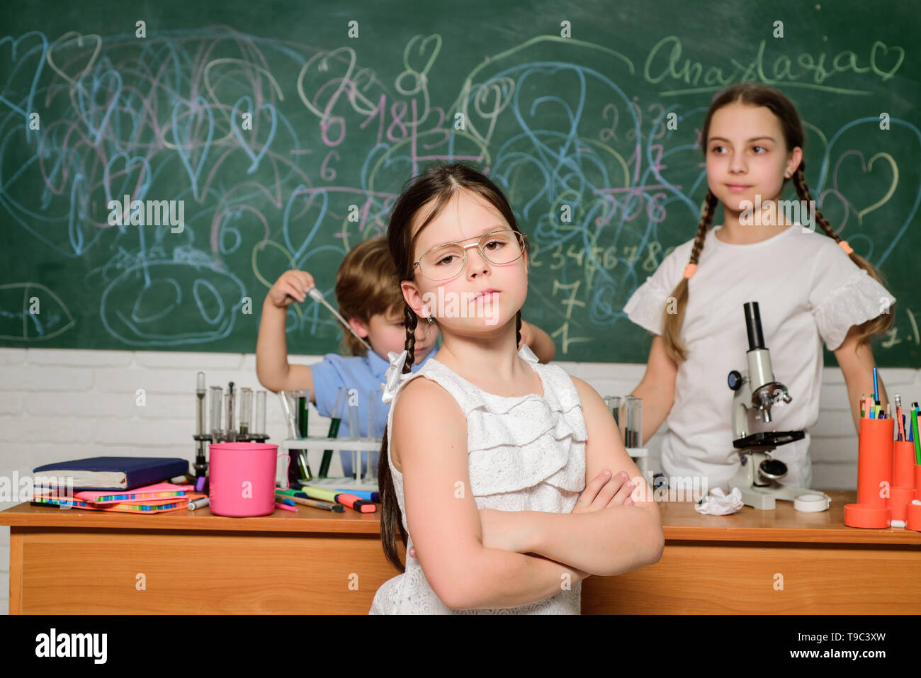 Smart Kinder Durchführung Chemie Test. Kleine Schüler lernen Chemie in der Schule. Chemie Labor. Praktisches Wissen Konzept. Stipendien und Stipendium. Wunderkind und frühe Entwicklung. Stockfoto