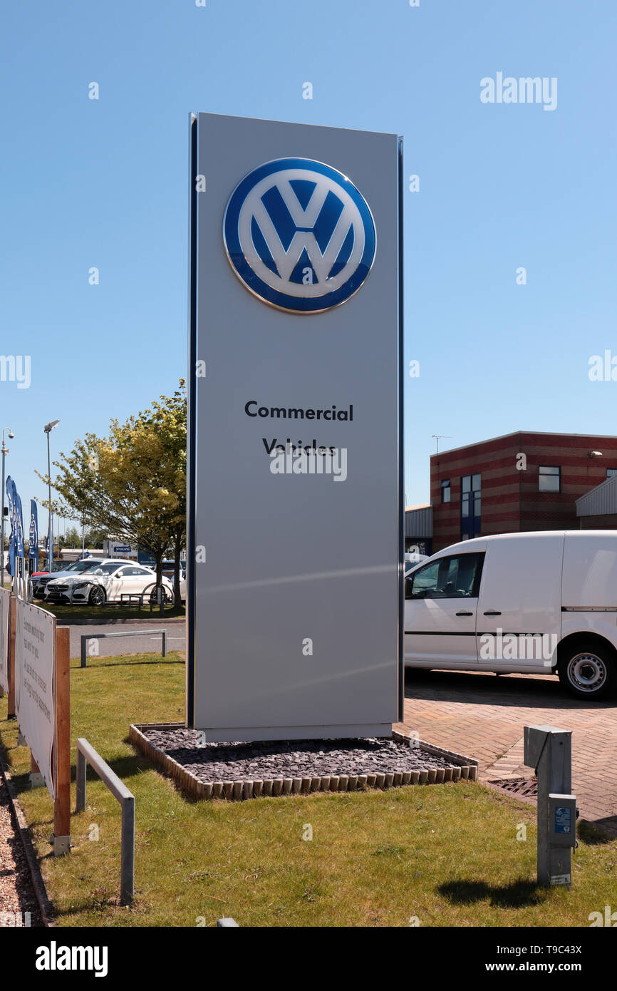 VW kommerzielle Händler Zeichen gegen ein strahlend blauer Himmel Stockfoto