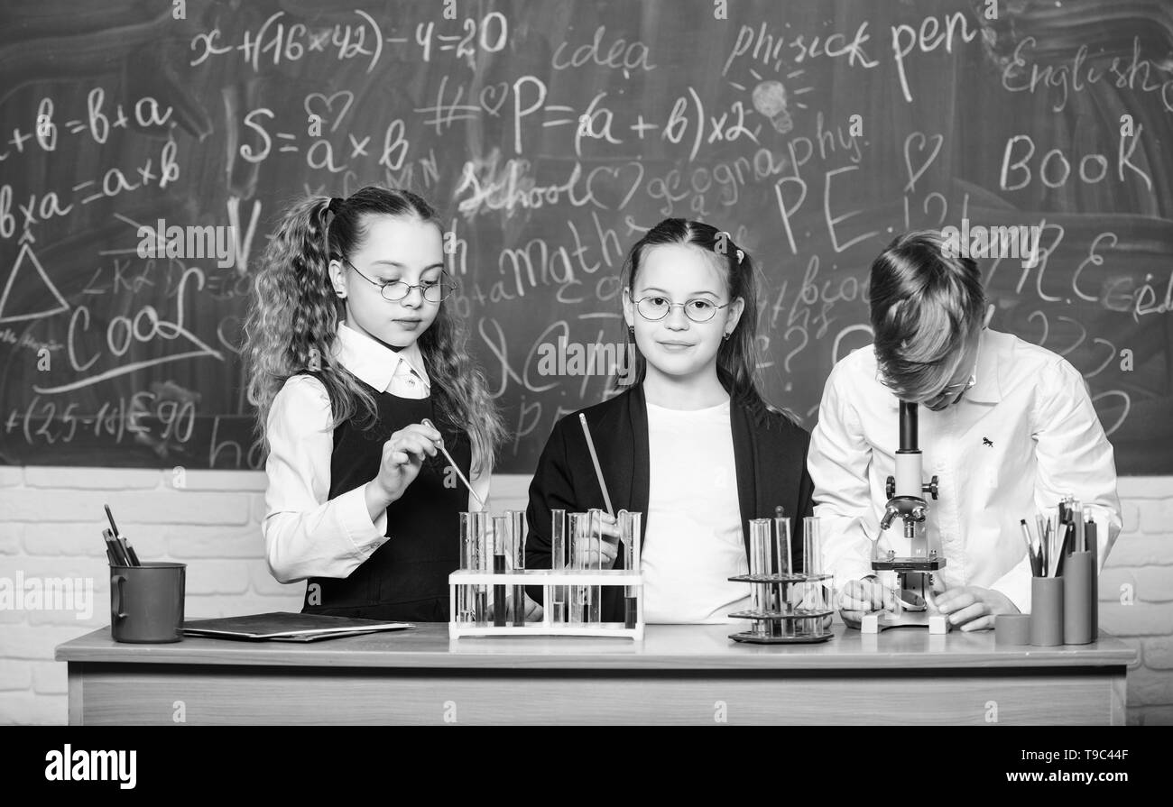 Chemie Anlagen. Studenten, biologische Experimente mit Mikroskop im Labor. Kleine Kinder lernen die Chemie im Labor. Chemie Ausbildung. Glückliche Kinder. Chemie Lektion. Ich liebe meinen Job. Stockfoto