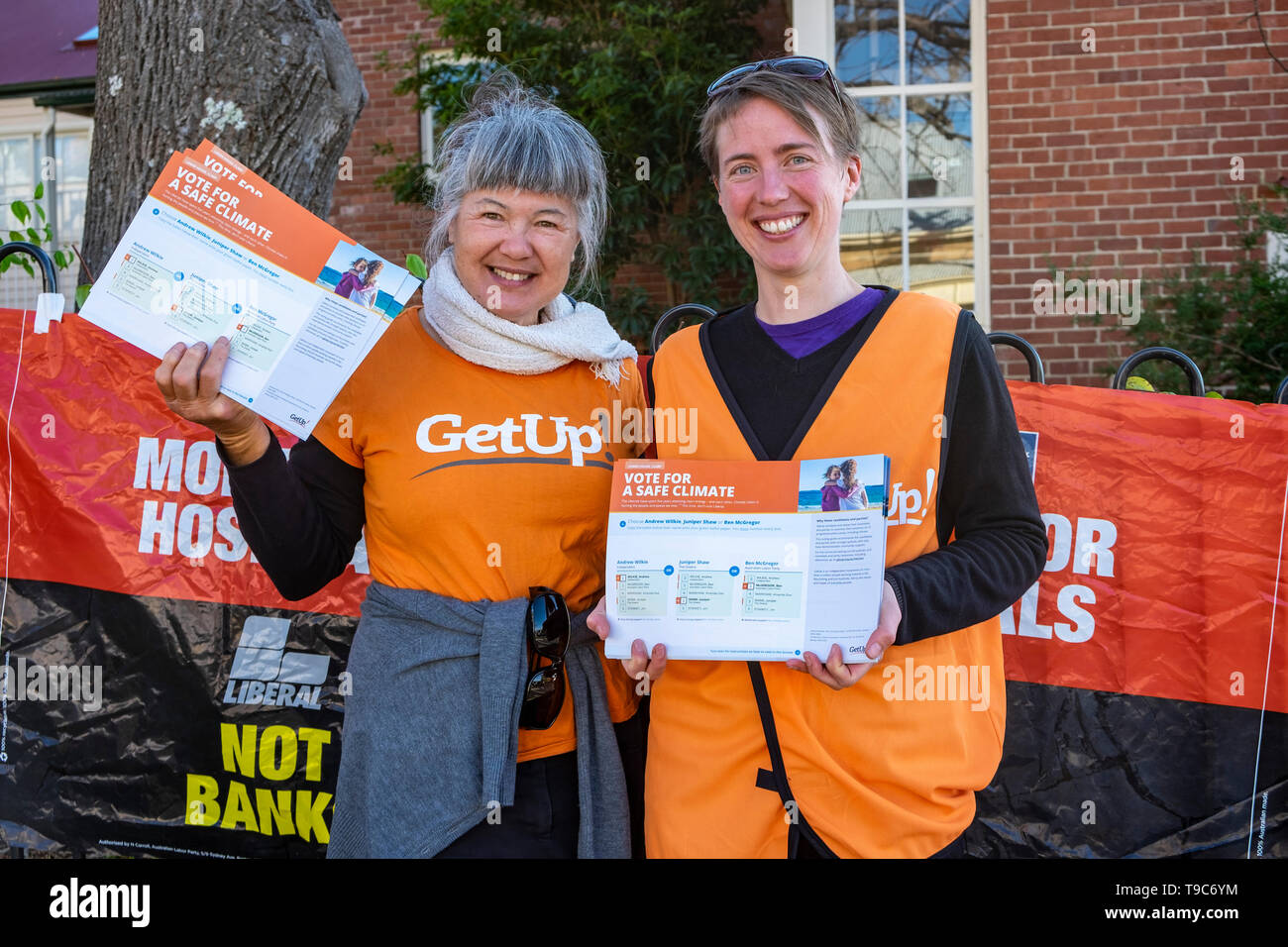 Freiwillige mit der politischen Interessenvertretung, GetUp, Austeilen wie Flugblätter in einer Wahlkabine in Hobart am Wahltag zu stimmen, 18. Mai 2019. Stockfoto