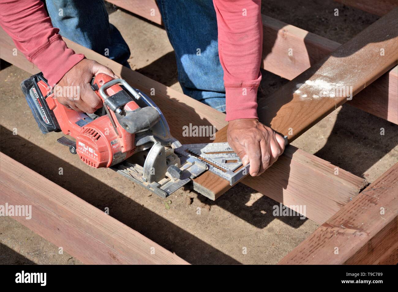 Senior mexikanischen Tischler arbeiten auf Holzterrasse mit Werkzeugen und Trex hergestellt Holz in Kalifornien Nordamerika Stockfoto