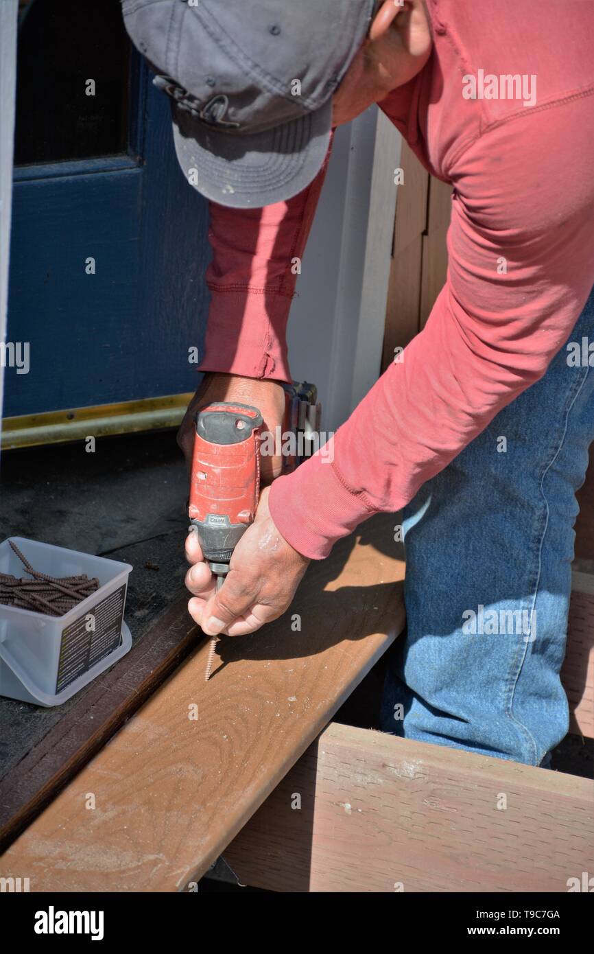 Senior mexikanischen Tischler arbeiten auf Holzterrasse mit Werkzeugen und Trex hergestellt Holz in Kalifornien Nordamerika Stockfoto