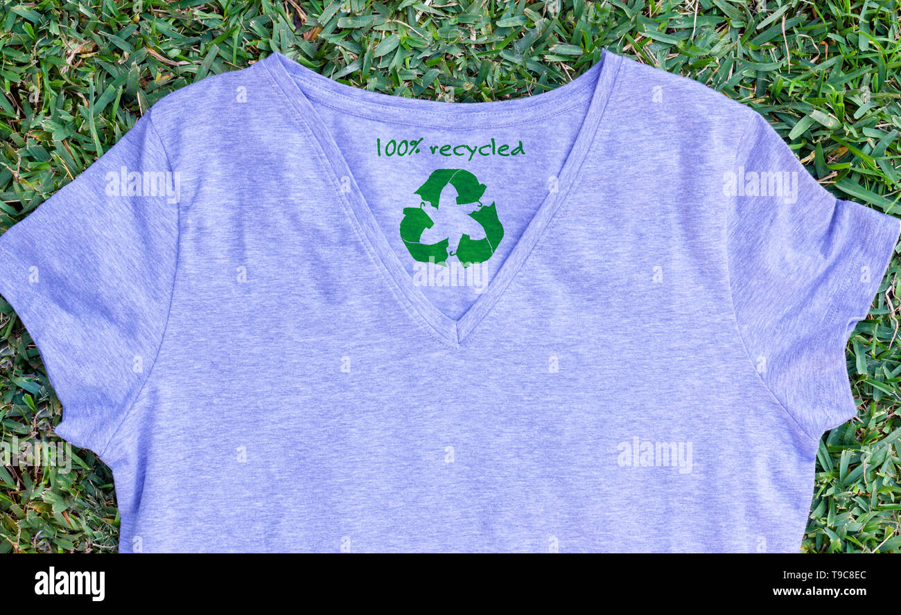 Auf das Symbol Papierkorb Kleidung t-shirt mit 100 % recycelten Text, nachhaltige Mode Konzept Abbildung wiederverwenden, recyceln Kleidung und Textilien, um Abfall zu reduzieren, Stockfoto