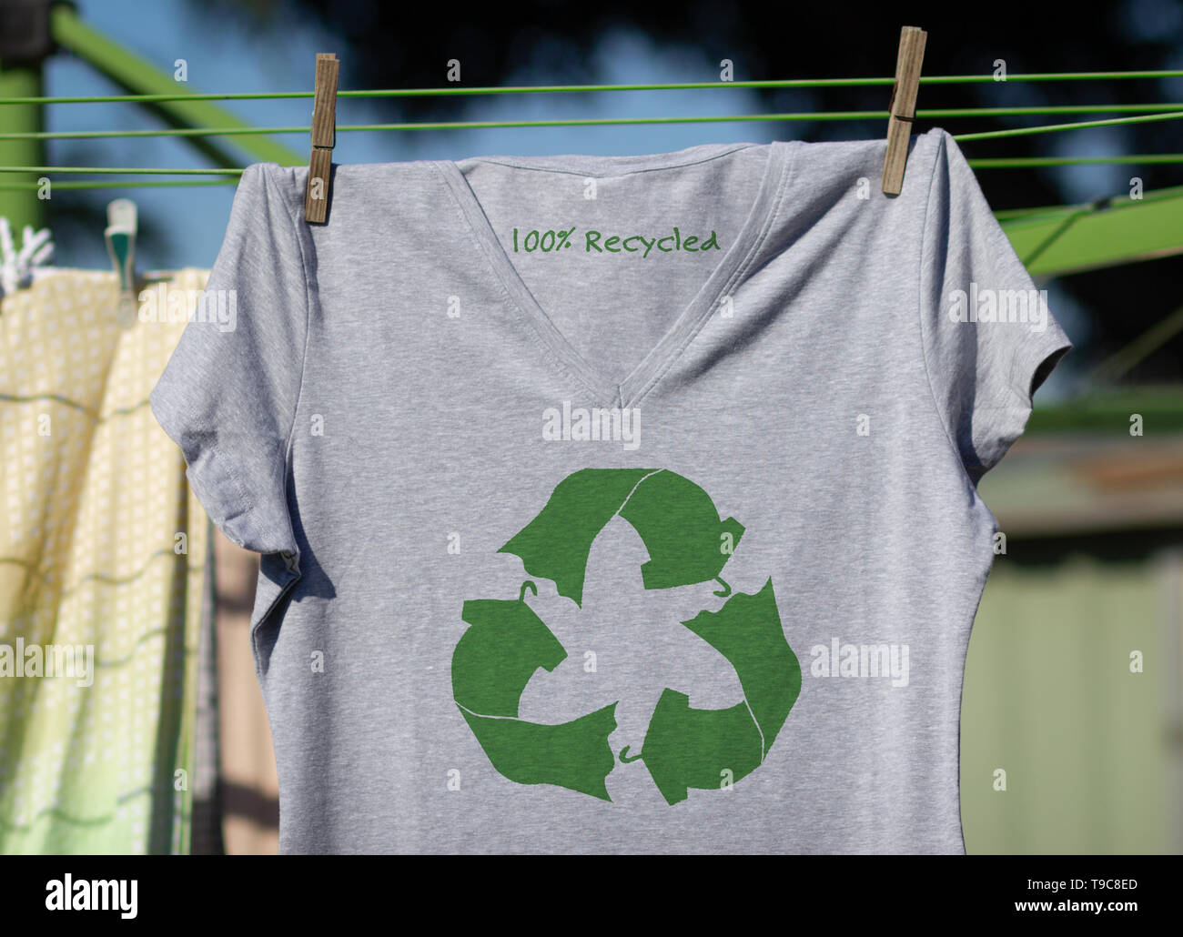 Auf das Symbol Papierkorb Kleidung t-shirt mit 100 % recycelten Text, nachhaltige Mode wiederverwenden, recyceln Kleidung und Textilien, um Abfall zu reduzieren, Stockfoto