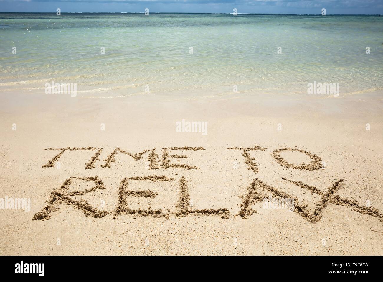 Zeit zum Entspannen Text auf Sand in der Nähe der Küste am Strand geschrieben Stockfoto