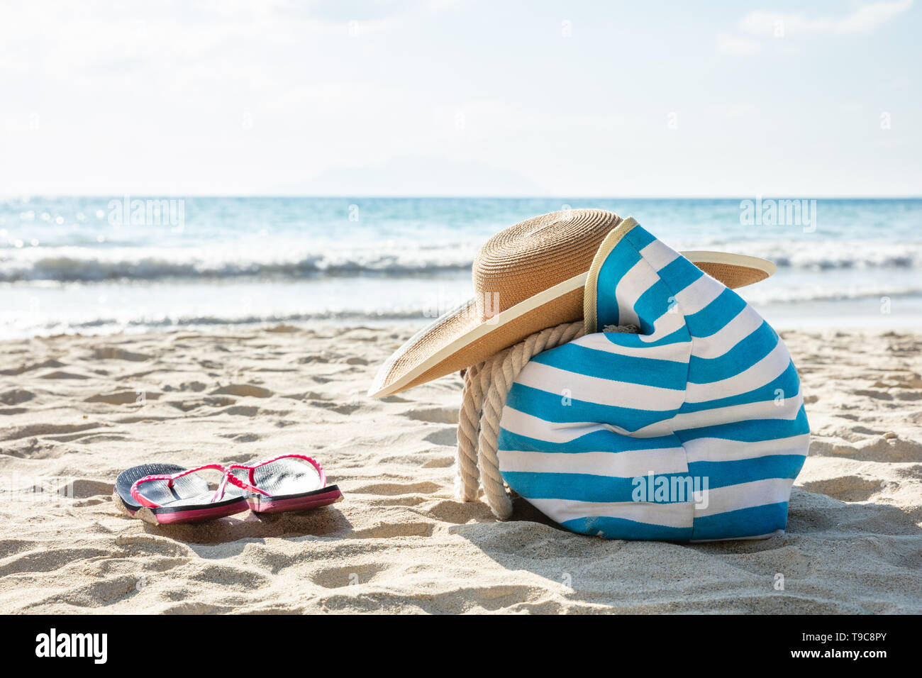 Nahaufnahme einer weiblichen Zubehör auf dem Sand am Strand Stockfoto