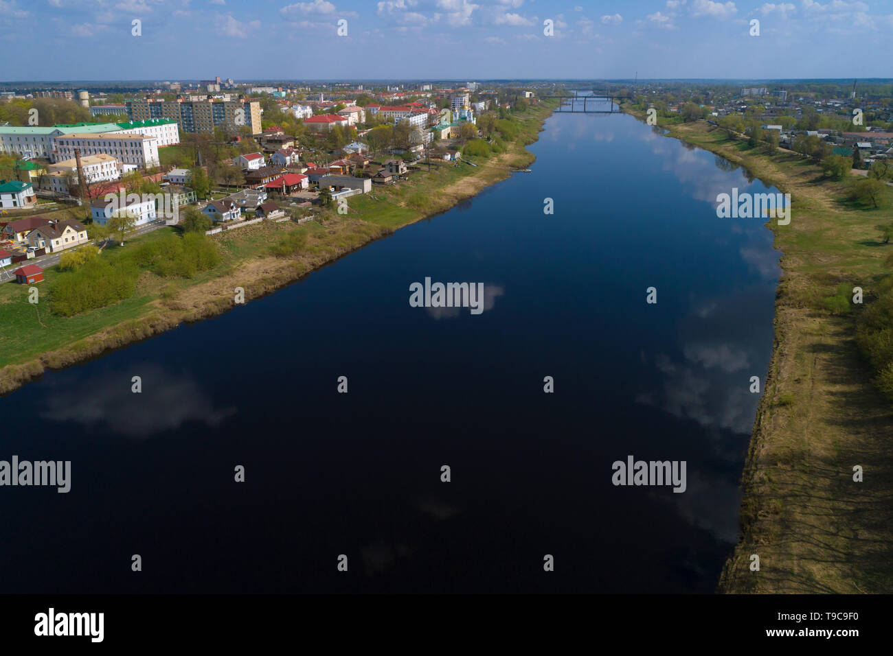 Die westlichen Dwina Fluss in Polotsk an einem sonnigen April Tag (Luftaufnahmen). Weißrussland Stockfoto