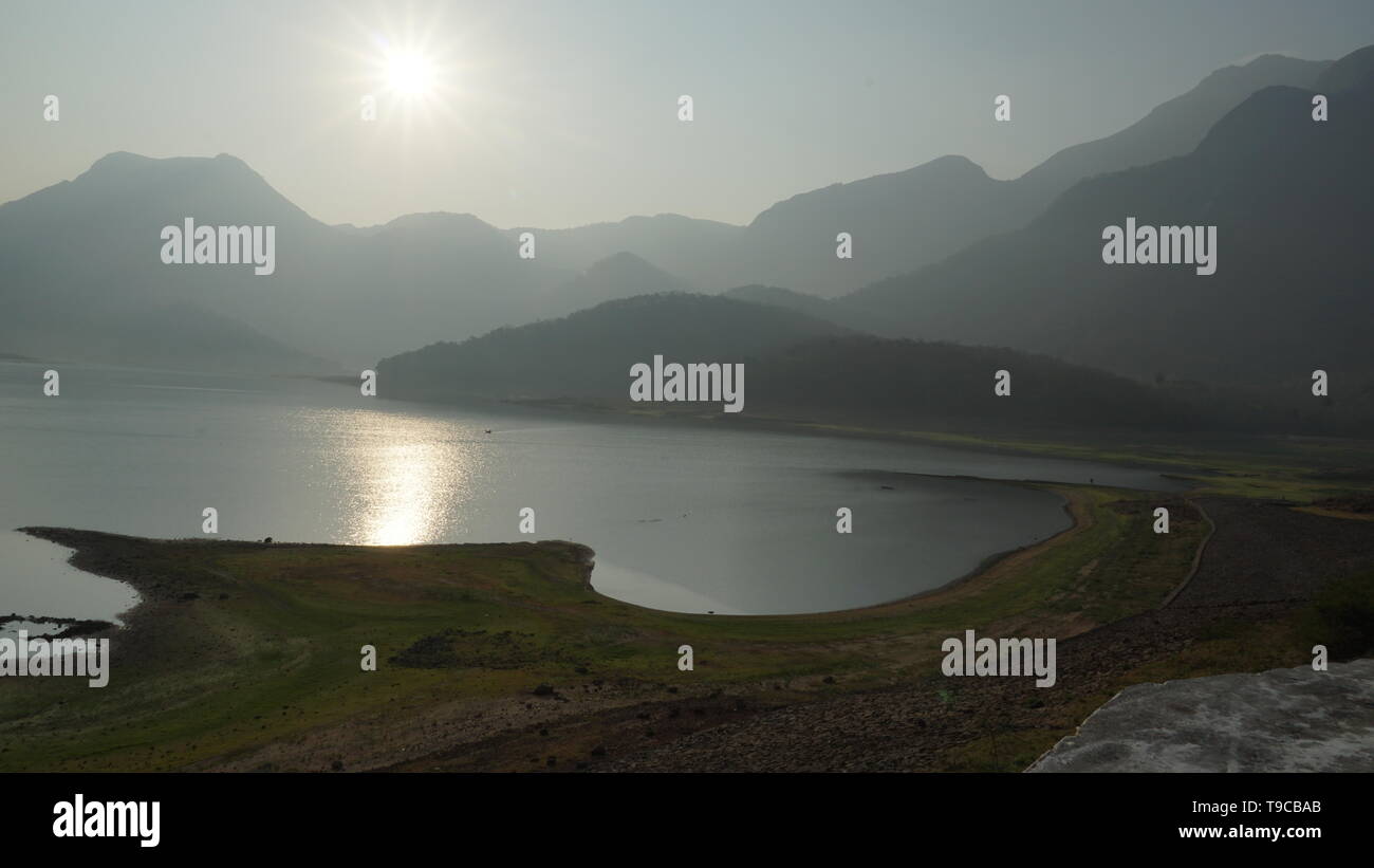 Guten Morgen Bild. Super Sonnenschein an einem Flußufer Stockfoto