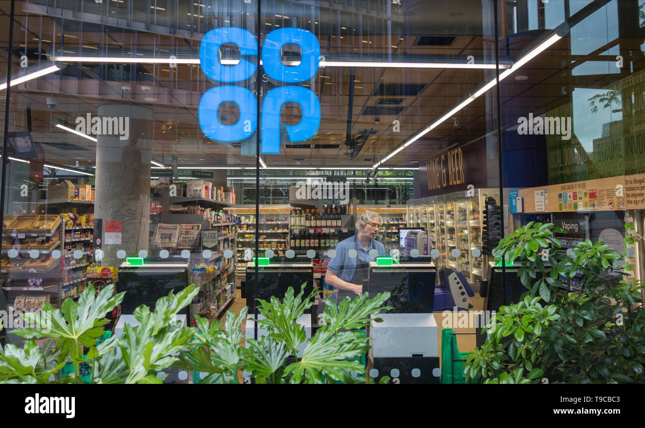 Co-Op Lebensmittelgeschäft Fenster, Sumner Street, London, SE1, Großbritannien Stockfoto