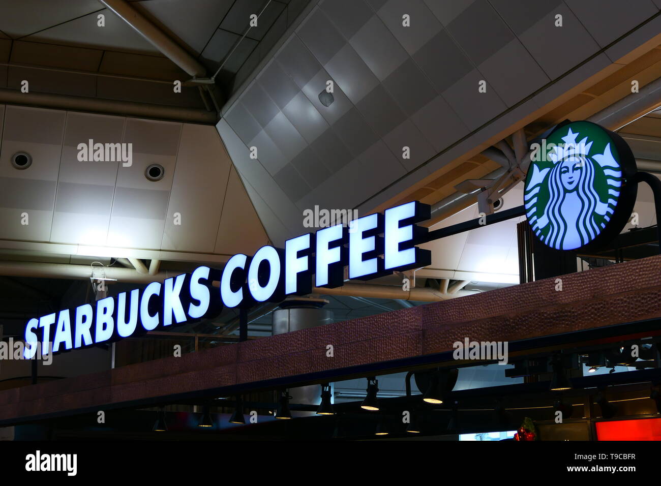 ISTANBUL, Türkei - 14. Dezember 2018: Zeichen der Starbucks Coffee Company am Flughafen Istanbul Atatürk Stockfoto