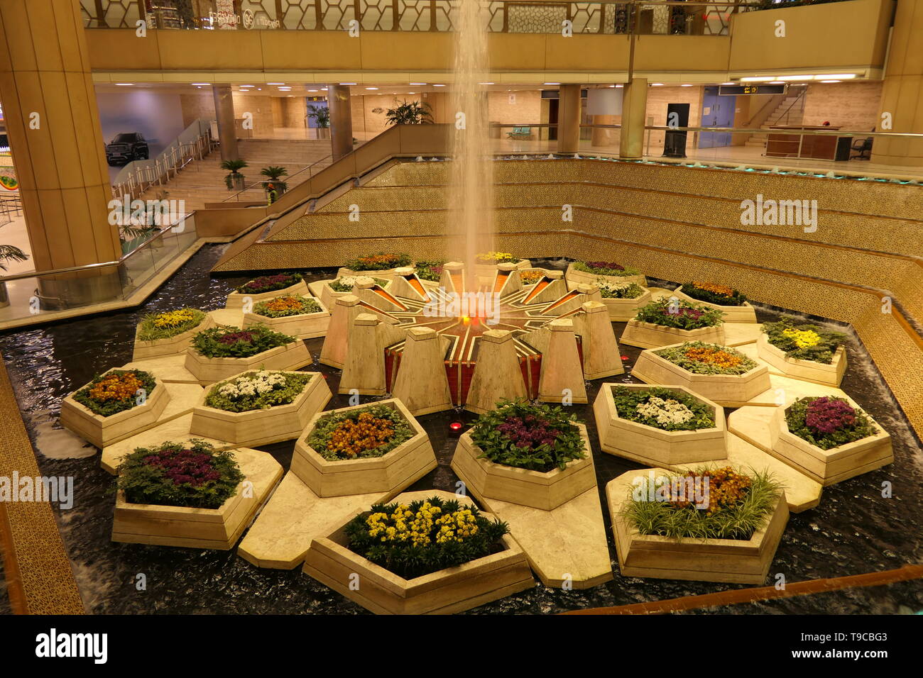 Brunnen in der Ankunftshalle am King Khalid International Airport in Riad, Saudi-Arabien Stockfoto