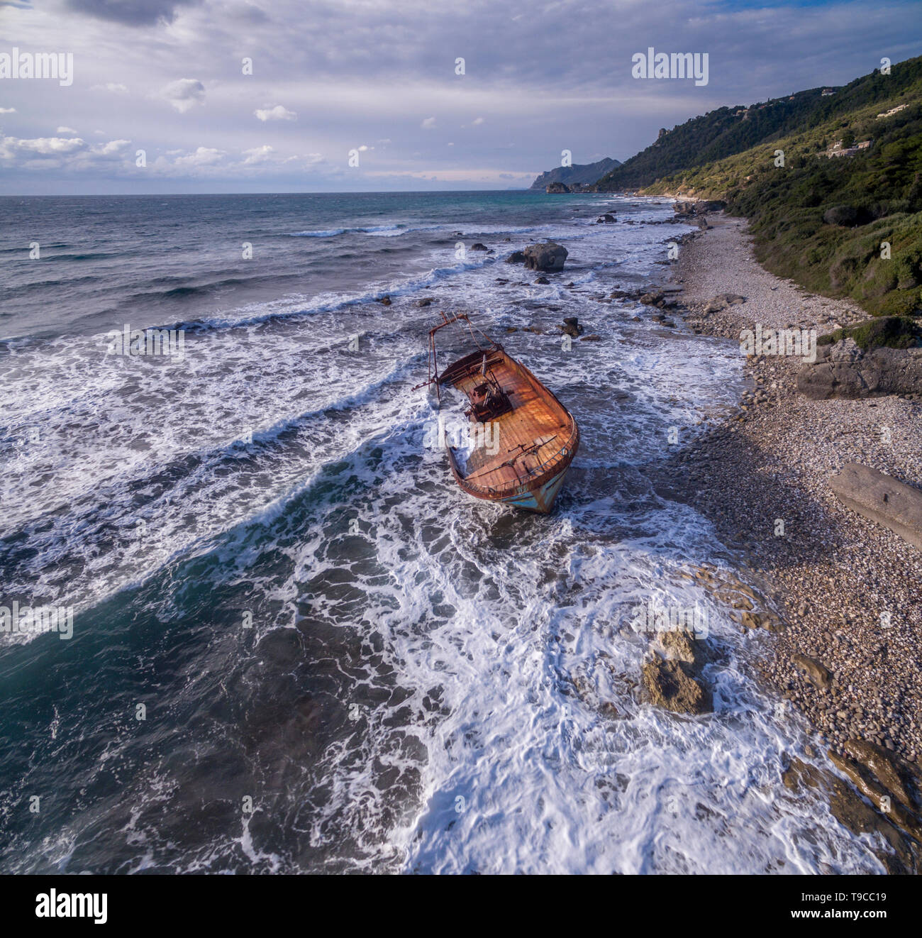 Antenne drone geschossen von einem Schiffswrack auf Korfu in Griechenland. Stockfoto