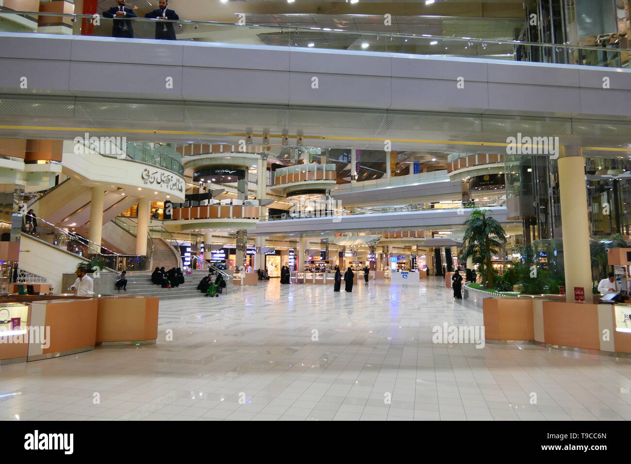 RIYADH, Saudi-Arabien - 18. Dezember 2018: Die Shopping Mall im Kingdom Centre Stockfoto