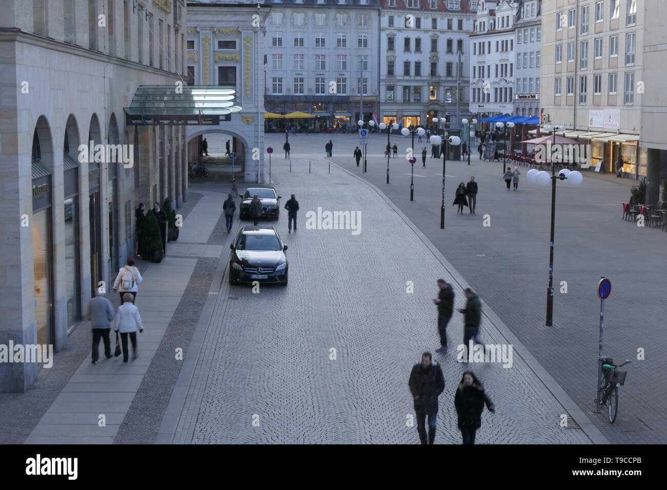 LEIPZIG, Deutschland - 23. FEBRUAR 2019: Einige Menschen zu Fuß in die Fußgängerzone der Stadt centrum von Leipzig, in der Nähe des Steigenberger Hotel Stockfoto