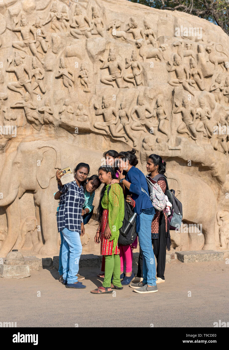 Indischer jugendlicher Mädchen nehmen selfie vor arjunas Buße (Herabkunft des Ganges) rock Relief, Mahabalipuram (mamallapuram), Indien Stockfoto
