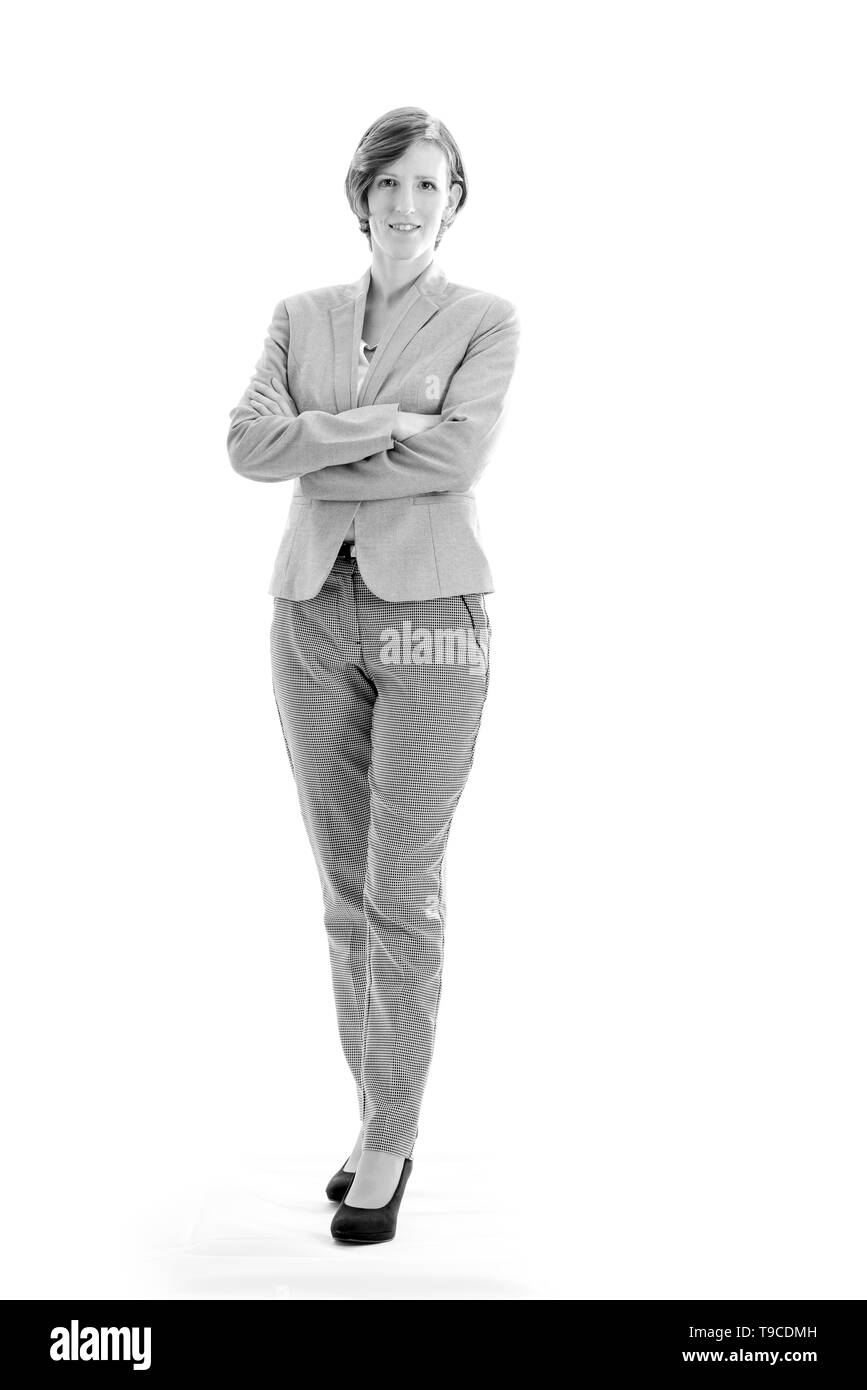 Monochromes Bild der jungen zuversichtlich business Frau mit verschränkten Armen auf weißem Hintergrund. Stockfoto