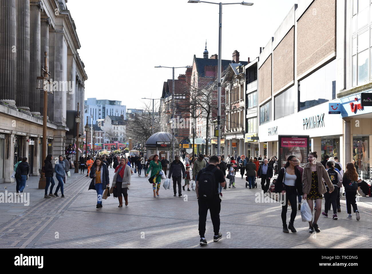 Leute, Shopping in der Innenstadt von Nottingham in England. Stockfoto