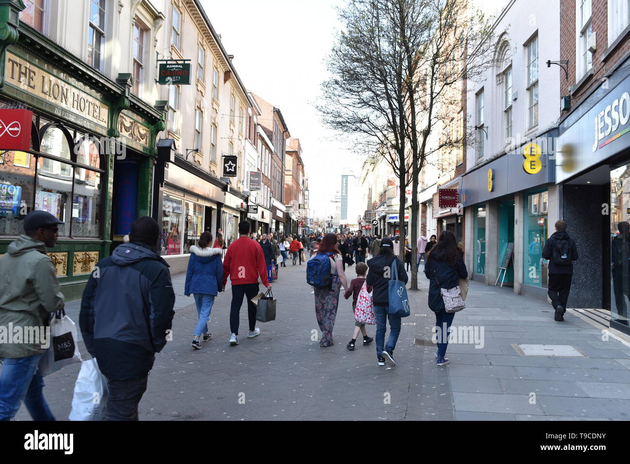 Leute, Shopping in der Innenstadt von Nottingham in England. Stockfoto