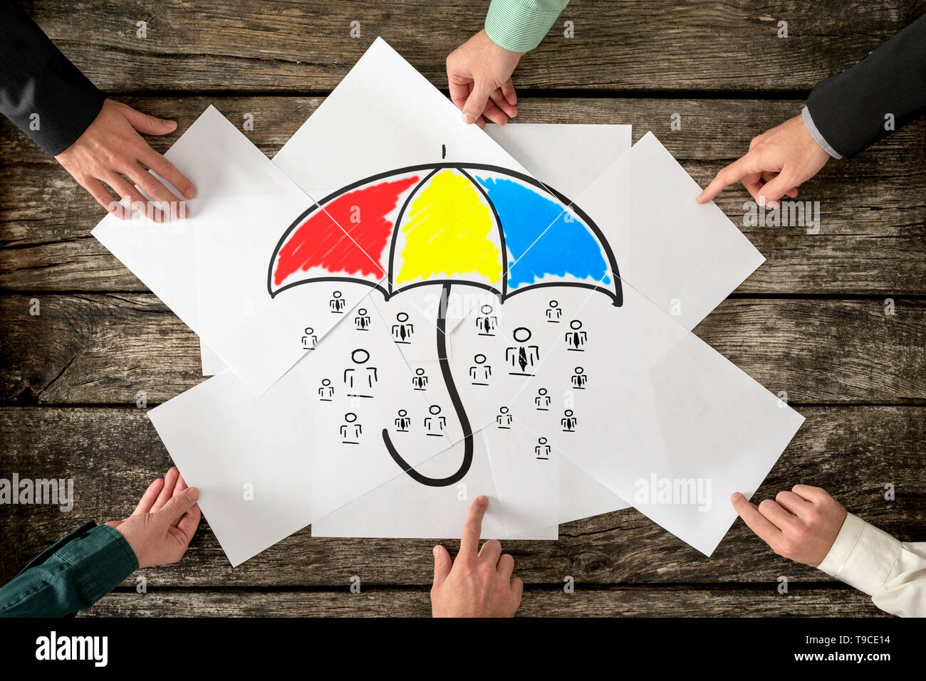 Sicherheit und Lebensversicherung Konzept - Hände sechs Montage einen bunten Regenschirm bergende viele Menschen Symbole auf Whitepapers gezeichnet. Stockfoto