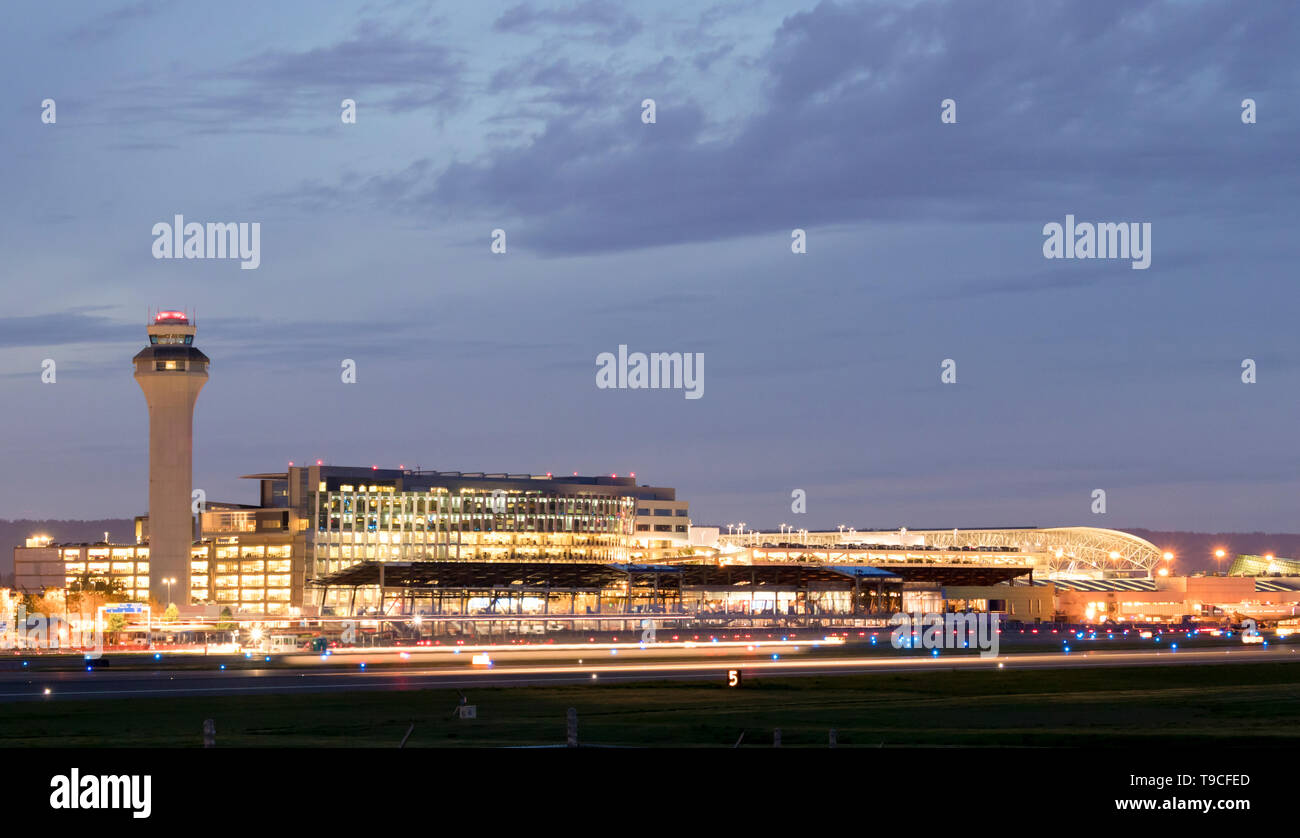 Portland International Airport (PDX) bei Nacht - die größte und beste Flughafen im Staat Oregon im pazifischen Nordwesten. Stockfoto