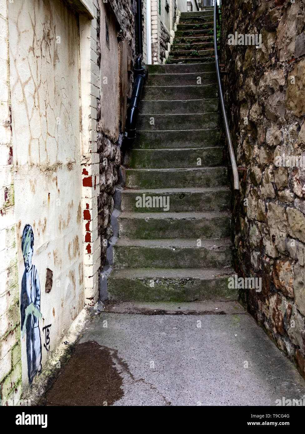 Alte Treppe in Weston-super-Mare mit Graffiti an der Wand Stockfoto