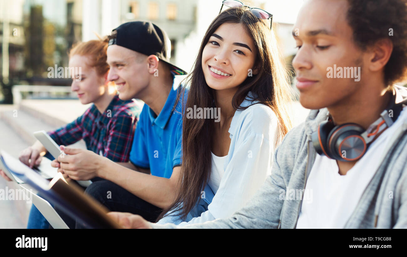 Cute Diverse jugendlich Studenten studieren im Freien Stockfoto