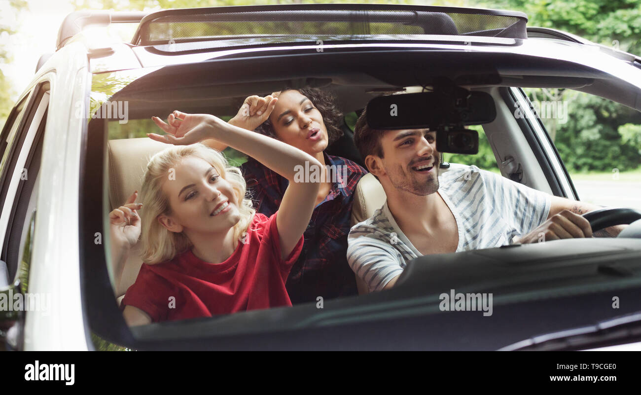Gerne Freunde Spaß im Auto. Stockfoto
