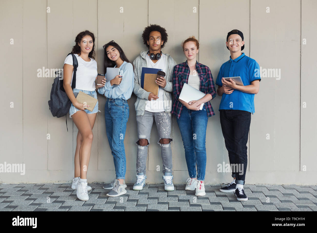 Multiethnische Gruppe der glückliche junge Studenten Stockfoto