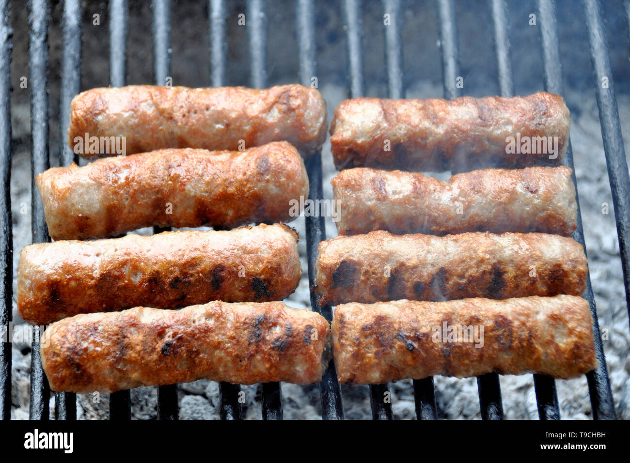 Sammeln Chevapina vom Grill im Freien, Hintergrund. grillsaison Konzept. Stockfoto