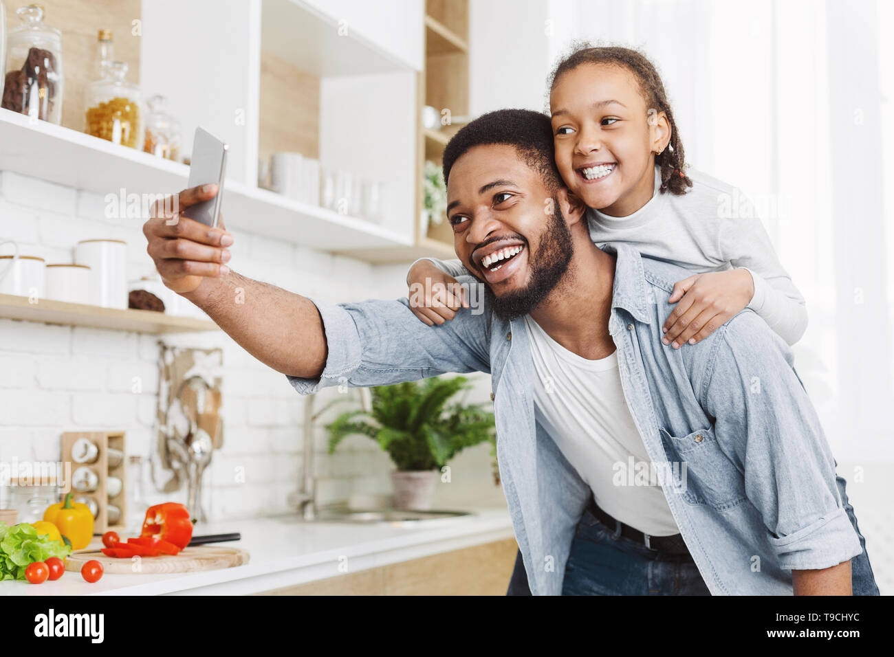 Vater und Tochter unter selfie in Küche Stockfoto