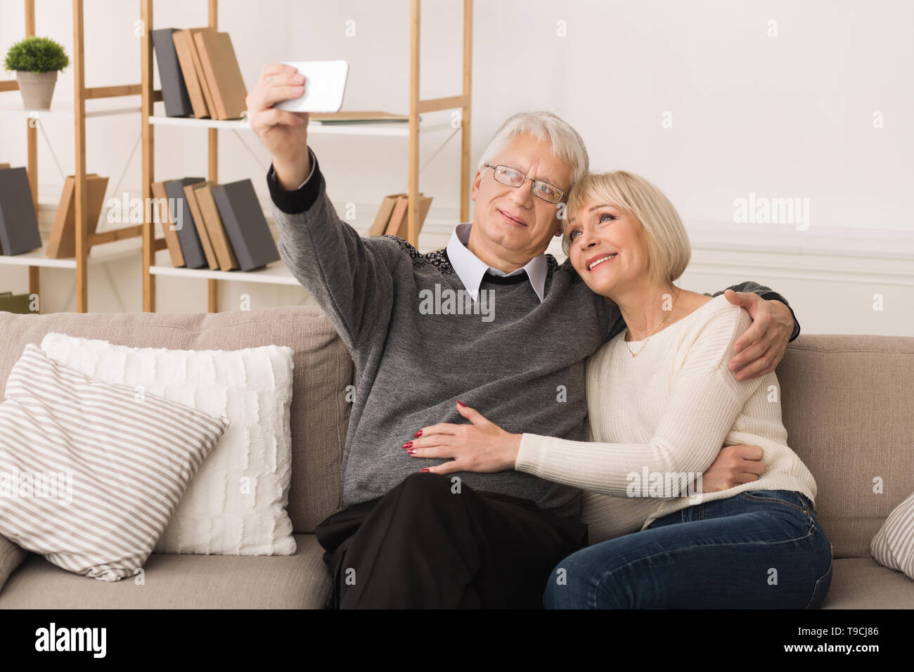 Moderne Großeltern. Ältere Paare bilden Selfie auf Telefon Stockfoto