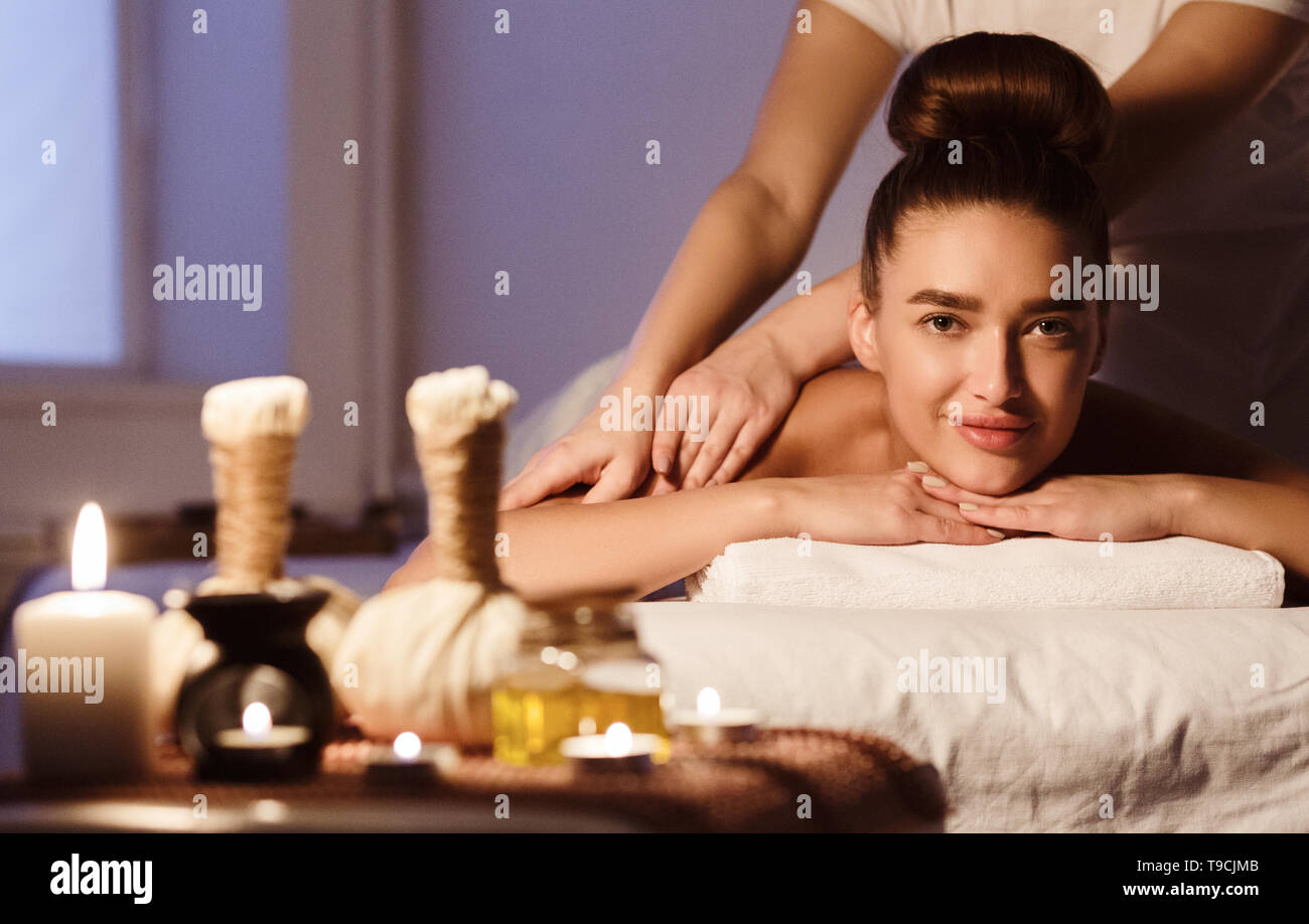 Kräuter Aroma Massage. Frau Entspannen im Spa Salon Stockfoto