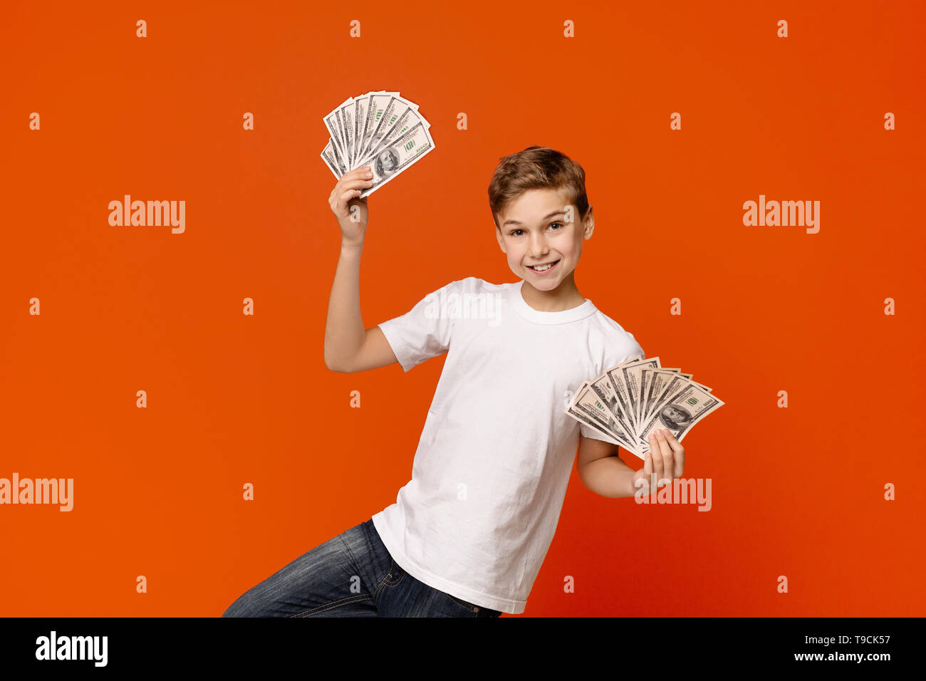 Happy Teen boy Holding Bündel Geld Stockfoto