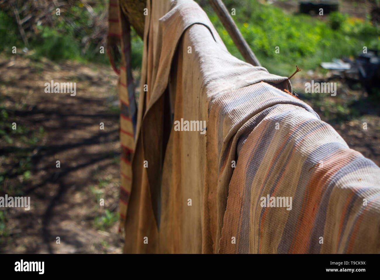 Closeup Fußmatten sind auf dem Zaun Hintergrund oder Konzept getrocknet. Stockfoto