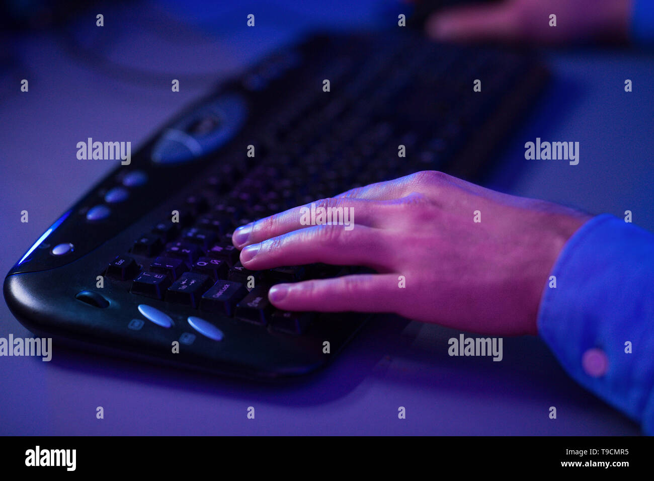 Gamer Hände auf der Tastatur, Tasten, für Spiele Stockfoto