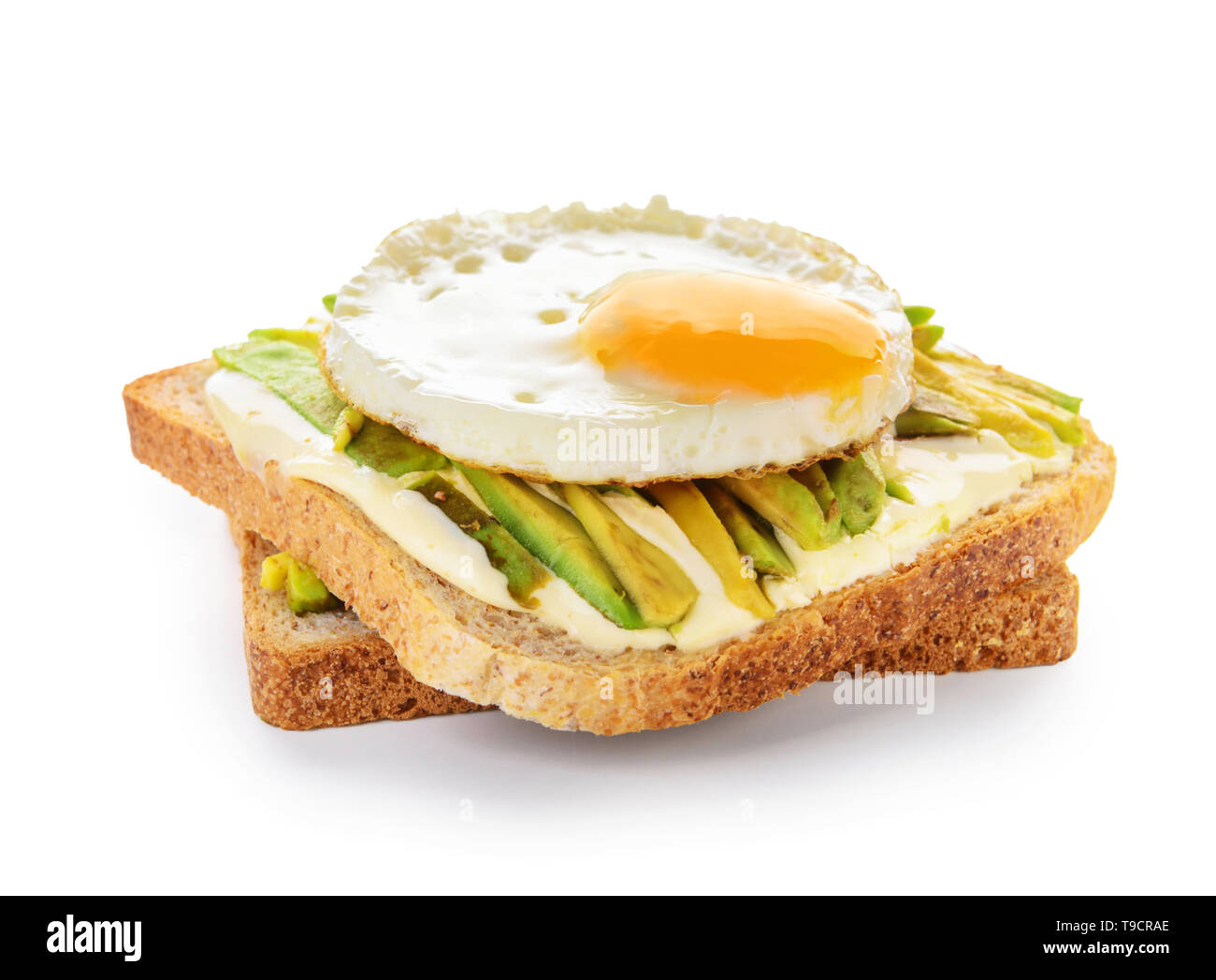 Lecker geröstetes Brot mit Avocado und Spiegelei auf weißem Hintergrund Stockfoto
