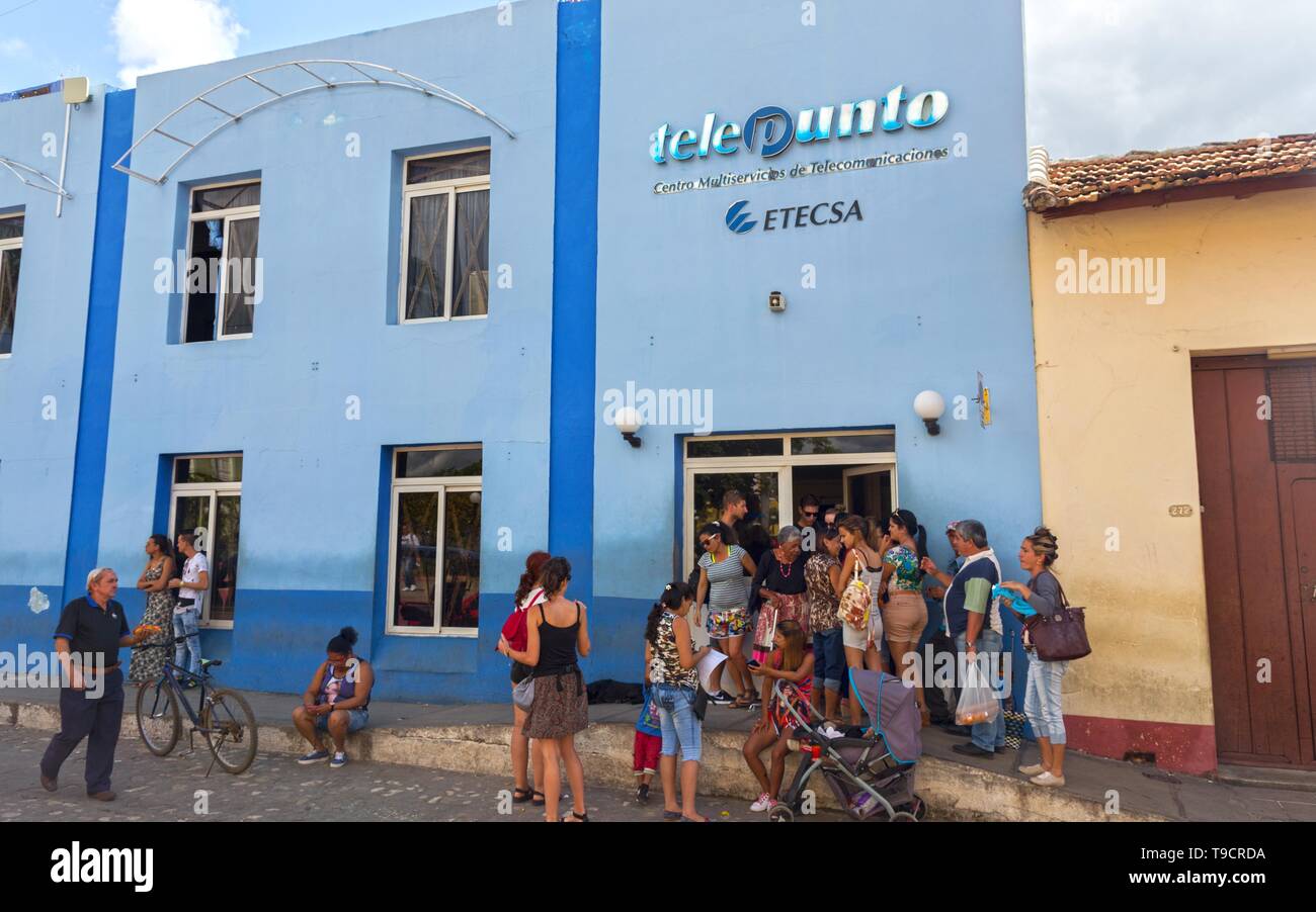 Touristen und Einheimische kubanische Volk in der Schlange am Eingang der kubanischen Regierung kontrollierten ETECSA Telekommunikation Unternehmen Office Trinidad Kuba Stockfoto