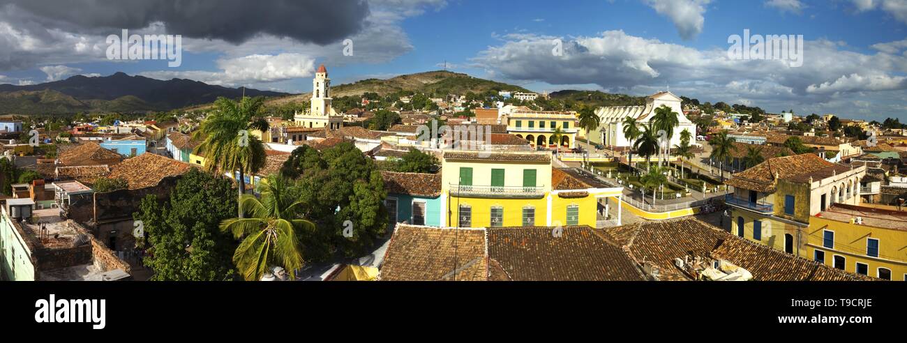Panoramablick auf die Skyline der Stadt, den Glockenturm auf der Plaza Mayor und die Kolonialhäuser in Trinidad, Kuba - ein UNESCO-Weltkulturerbe Stockfoto