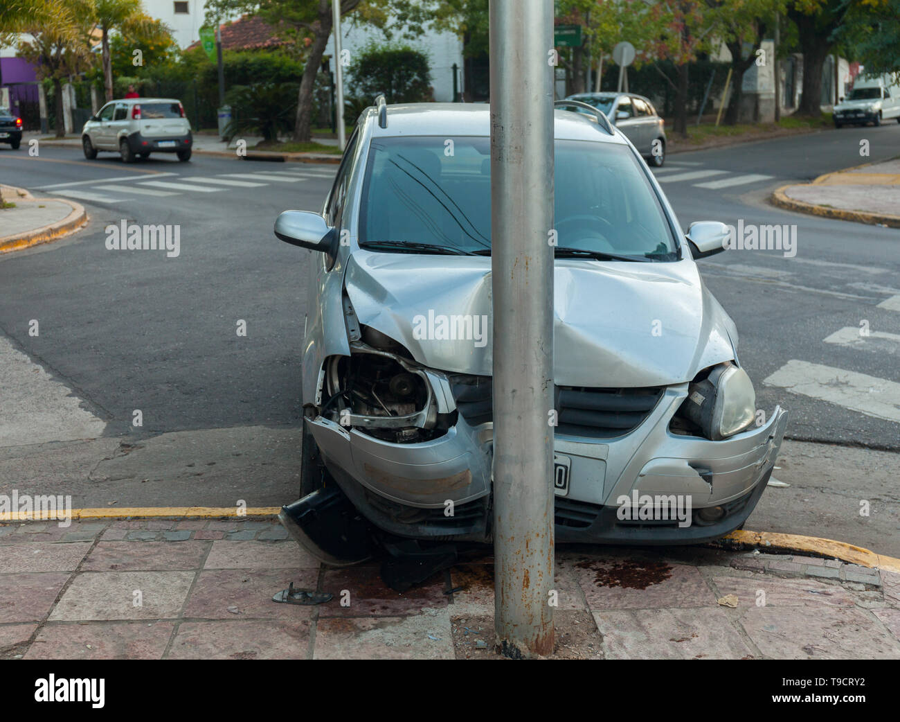 Unfall. Das Auto schleuderte und aus der Straße in einer Ampel post geworfen Stockfoto