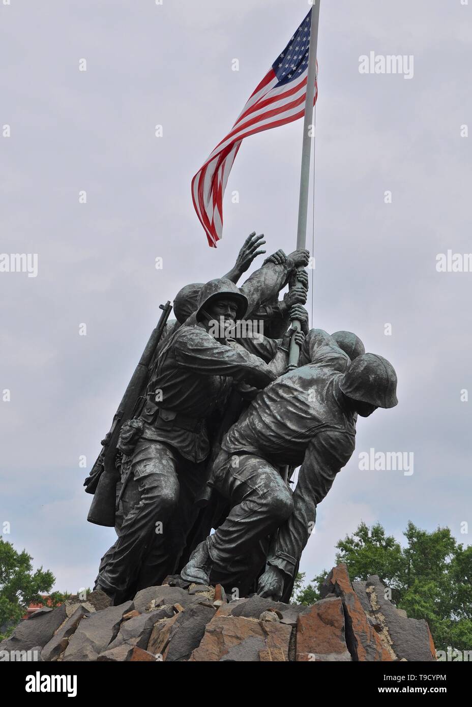 Das US Marine Corps War Memorial in Arlington, Virginia, die der Hebung der amerikanischen Flagge während der Schlacht von Iwo Jima im Zweiten Weltkrieg darstellt. Stockfoto